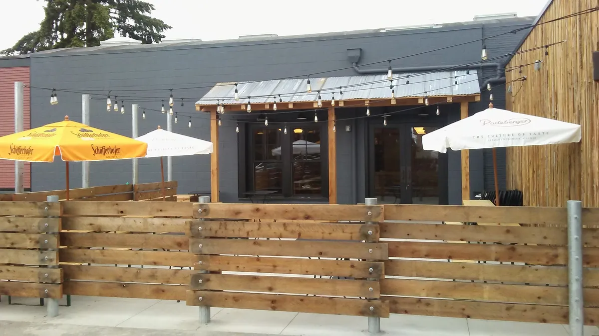 commercial horizontal cedar screen fence